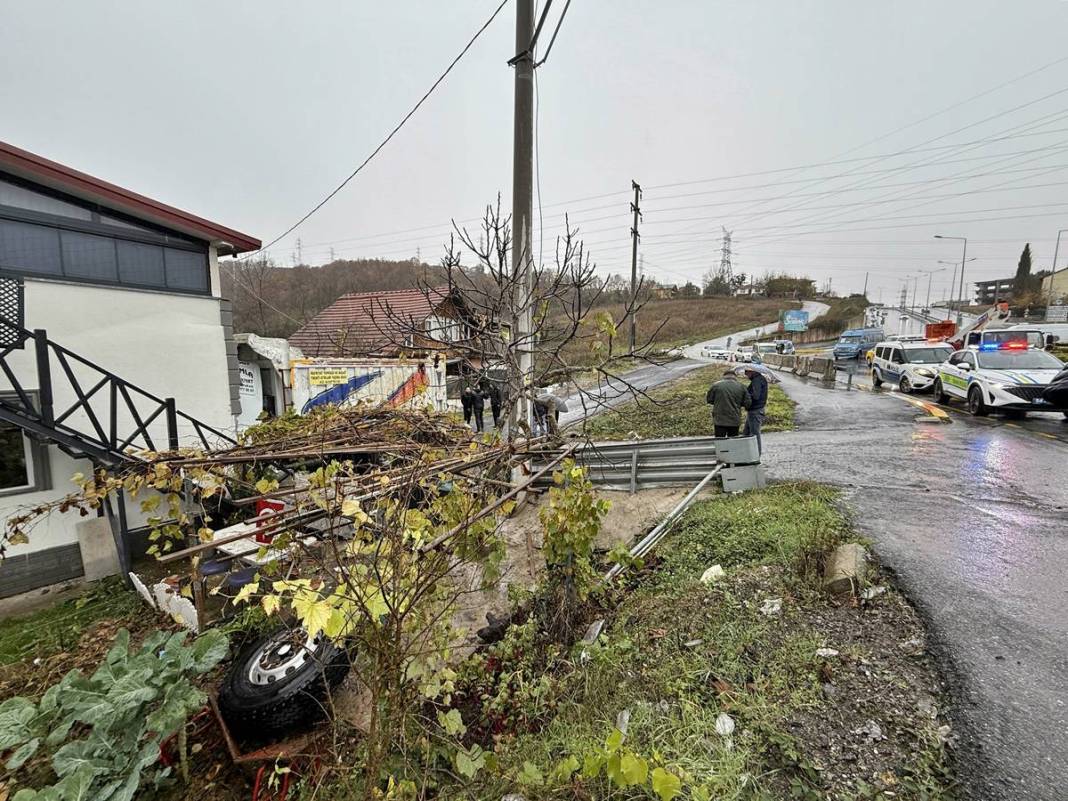 Kamyon, Trabzonspor armalı eve bodoslama girdi! Facianın eşiğinden dönüldü 1